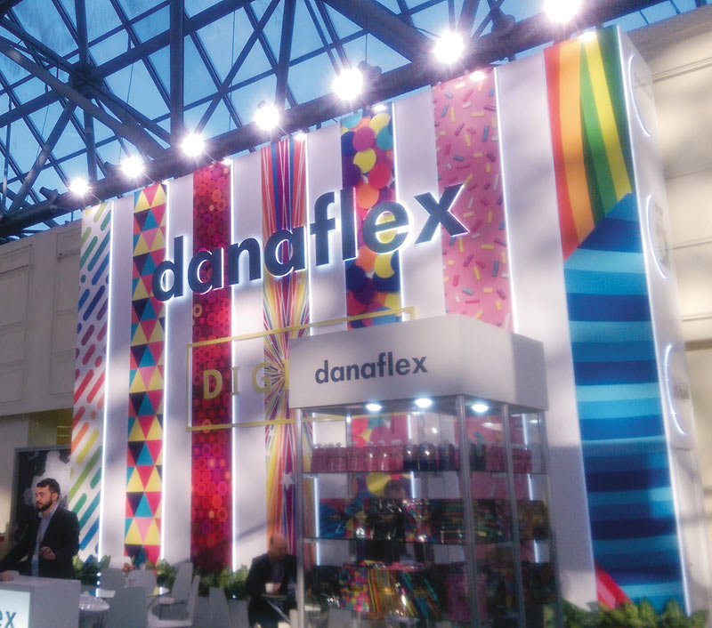 Яркий стенд компании Danaflex (г.Казань) подчеркивал возможности новых технологий и оборудования