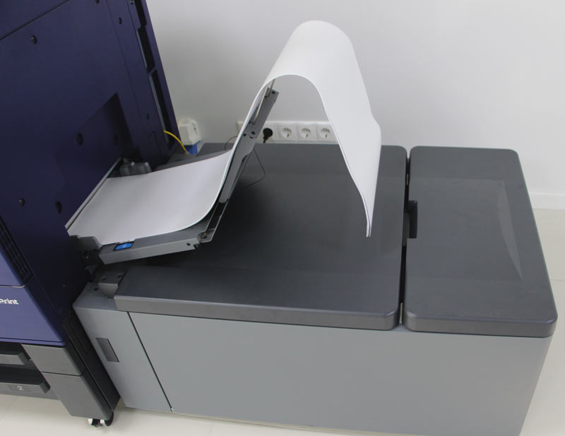 Представленная в демозале ЦПМ AccurioPrint C3070L может осуществлять печать баннеров как при помощи лотка ручной подачи MB-508, так и посредством специальной кассеты LU-202XLm