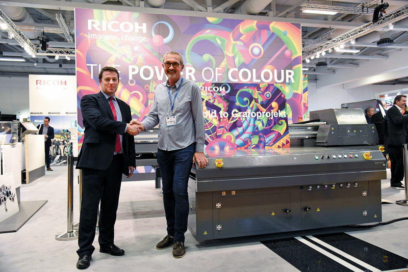 Горан Бозанич, владелец компании Grafoprojekt (справа), 
и Грэм Кеннеди, руководитель направления коммерческой 
и промышленной печати Ricoh Europe, на фоне УФ-принтера Ricoh Pro T7210