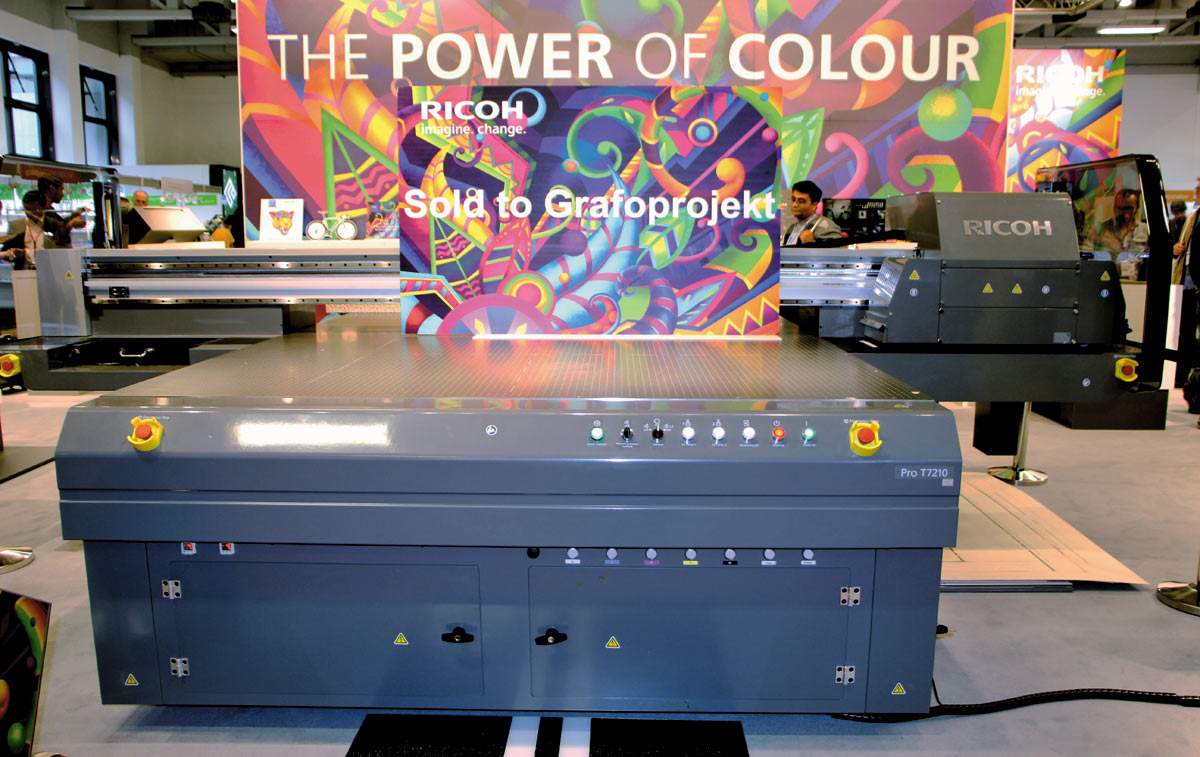 Новый УФ-принтер Ricoh Pro T7210 на стенде компании на выставке FESPA 2018