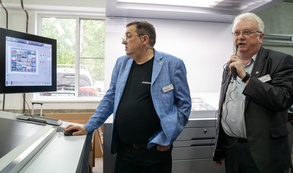 Николай Сапошников, руководитель отдела продукт-менеджмента допечатного и цифрового оборудования «Гейдельберг-СНГ», 
и Алексей Брызгалов, инструктор по печатному оборудованию «Гейдельберг-СНГ», демонстрируют работу Prinect Image Control 3