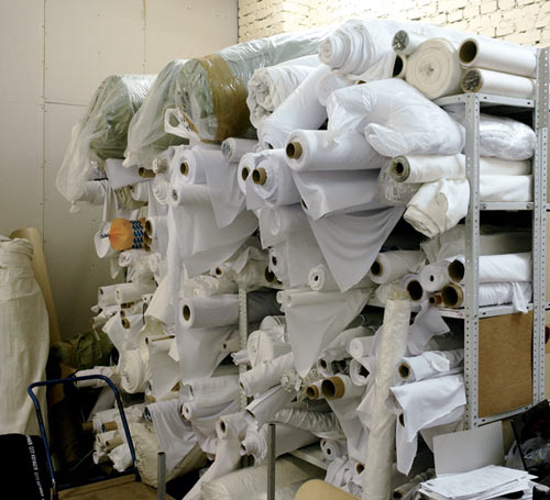 Организация производства требует поддержания склада, на котором насчитывается несколько десятков видов тканей: от плотных флиса и оксфорда до тонких шифона и таффеты 