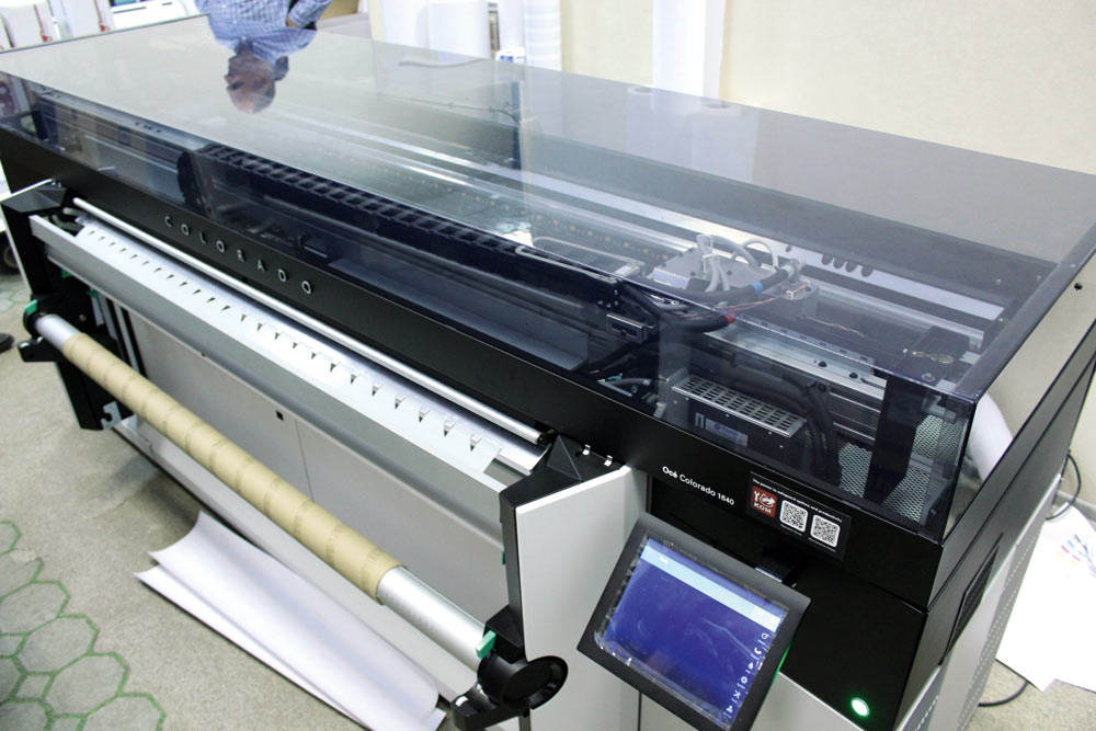Конструктивно подача происходит с тыльной стороны принтера из двух рулонов диаметром до 220 мм и массой до 50 кг