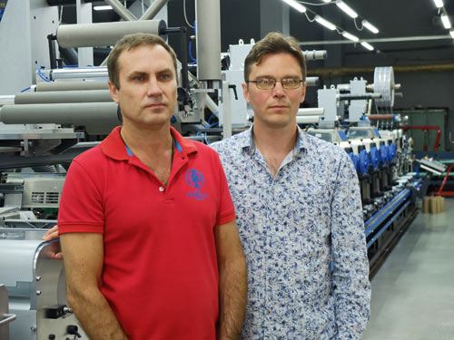 Игорь Рушинов, генеральный директор типографии «Ареал» (слева), и Роман Прохоров, ее директор по развитию, на фоне новой машины Gallus Labelmaster