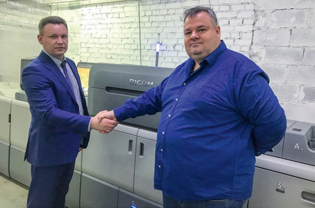 Артём Дюженков, генеральный директор типографии «Формула цвета» (на фото — справа), продолжает успешное сотрудничество с компаниями «Гейдельберг-СНГ» и Ricoh