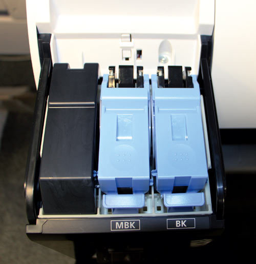 В комплекте с принтером поставляется черный матовый картридж на 130 мл, а остальные — на 90 мл. По мере необходимости их можно заменить на стандартные картриджи объемом 130 мл или на увеличенные — объемом 300 мл