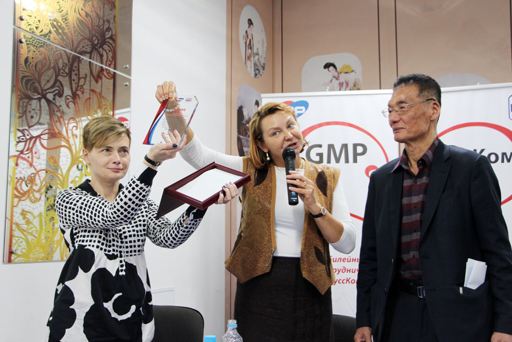 Вручить памятную награду г-ну Киму Юлии Арешко помогает Ирина Джатиева, директор департамента ламинаторов и офисной техники (слева) 