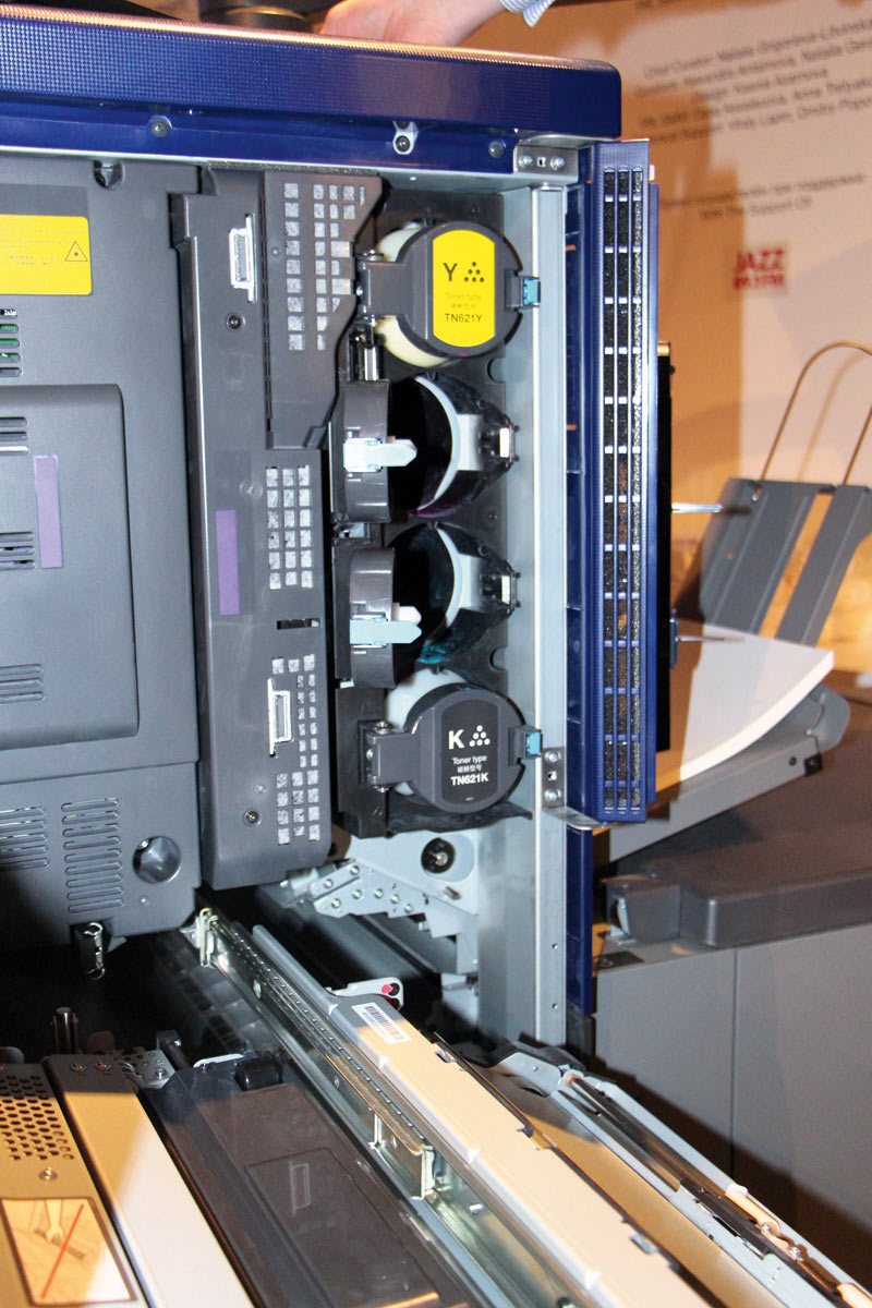 AccurioPress C83hc печатает в четыре цвета (CMYK) при помощи тонера Simitri HD E