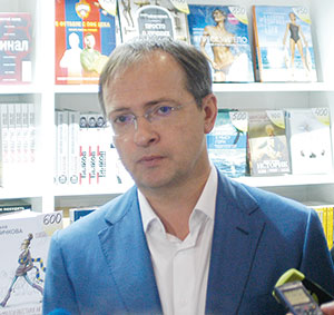На стенде издательства «Эксмо» в окружении журналистов был замечен пишущий министр культуры РФ Владимир Мединский