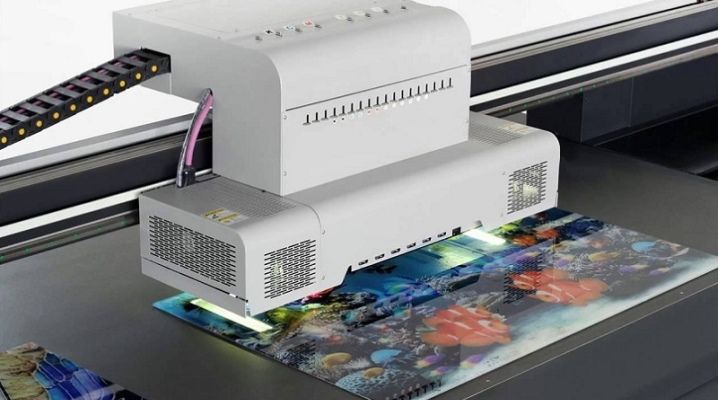 Блок печатающих головок планшетного УФ-принтера с неподвижным предметным столом