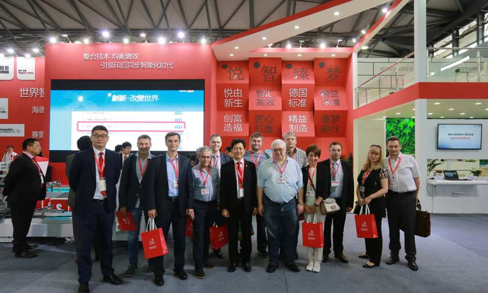 Участники тура на выставке All in Print China 2016, где компания МК продемонстрировала новейшие разработки, в том числе, созданные в кооперации с компанией Heidelberg