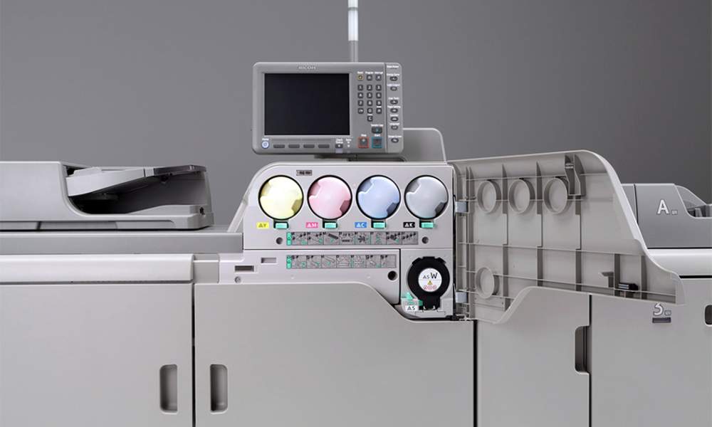 Ricoh Pro C7100Х с белым и неоновым желтым тонером доступна для тестирований