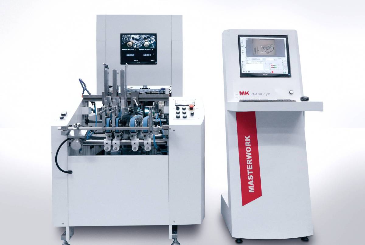 Diana Eye 42 – это максимальная надежность процессов. Самонаклад (слева) и пульт управления (справа)