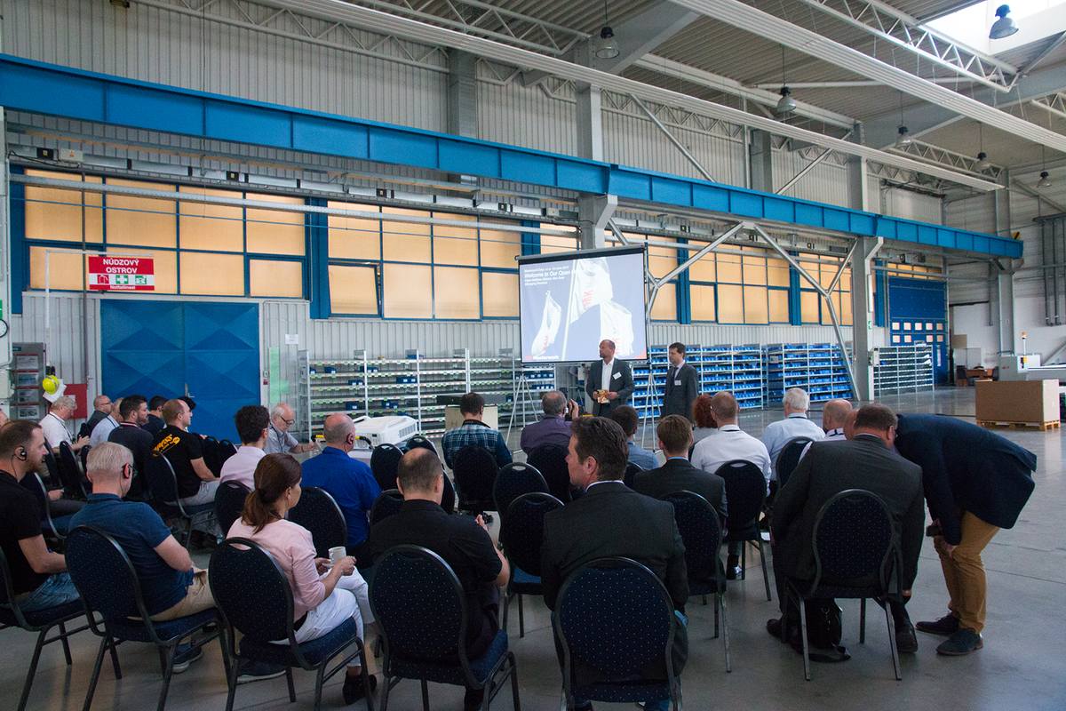 Более 40 клиентов посетили День открытых дверей на заводе MK Masterwork в Нове-Место, где им показали новую фальцевально-склеивающую машину Diana Easy. Гостей встречали два управляющих директора MK Masterwork Франк Шмид (Frank Schmid, слева) и Мирослав Швец (Miroslav Svec).