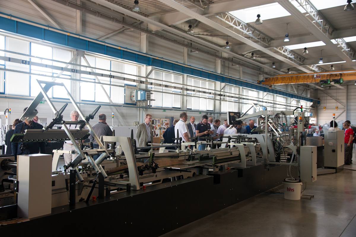 Модель Diana Easy выпускает завод в Нове-Место. Модульная конструкция фальцевально-склеивающей машины отвечает требованиям гибкости и производительности.