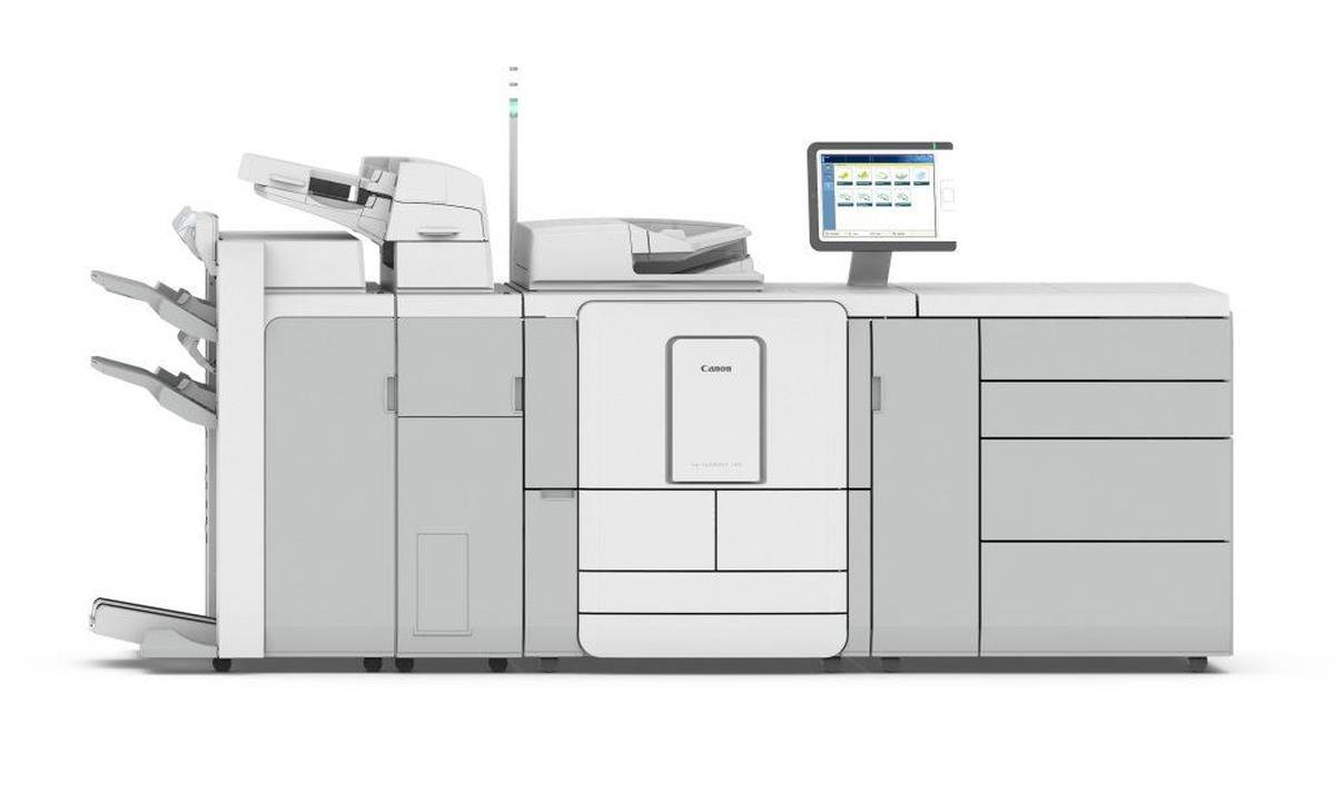 Компания «НИССА ЦЕНТРУМ», авторизованный партнер Canon по ProPrint решениям, объявила о начале продаж новой серии монохромных цифровых печатных машин VarioPrint 120/130/140. Она является дальнейшим развитием популярной серии Canon (OCE) VarioPrint 110/120/135.
Новые модели могут печатать с повышенной скоростью до 117/133/143 изображений формата A4 в минуту (61/69/75 формата А3 в минуту соответственно). Рекомендованные объемы печати 150 000-800 000 страниц, максимальная нагрузка до 2 200 000 страниц в месяц. Они обеспечивают высокое разрешение (2400х600, 1200х1200 dpi) и работу с материалами формата до 320х488 мм. По сравнению с предыдущей серией новинки обладают новым более мощным контроллером Oce Prismasync 5 (с частотой 2,7 ГГц, 4ГБ оперативной памяти и 500 ГБ жестким диском). Также стала возможна бюджетная комплектация с выходным лотком вместо финишера.
Благодаря уникальной технологии Direct Press однокомпонентный тонер впресовывается в материал и закрепляется при пониженной температуре печки без использования световой и электрической энергии.  Это гарантирует на широком диапазоне материалов (обычной, мелованной, текстурированной и самокопирующейся бумаге) стабильное качество оттиска, который практически не отличим от офсетного - матовый, без масляного блеска. Плотность бумаг для печати варьируется от 50 до 300 г/м2, максимальная погрешность совмещения лицевой и оборотной стороны листа всего 0,5 мм. Печатный модуль не выделяет озон, подключается в обычную 1-фазную розетку, отличается низким энергопотреблением. Это обеспечивает технология HeatXchange, благодаря которой часть тепла, выделяемого отпечатанными оттисками, используется для нагрева бумаги, подаваемой в печатный модуль. Также это приводит к снижению энергопотребления на 30% и, таким образом, максимальная потребляемая мощность VarioPrint 120/130/140 доходит всего до 1,8 / 1,9 / 2,2 кВт соответственно. На выходе из машины получается «холодный лист», без изгибов, что облегчает дальнейшую послепечатную обработку.
VarioPrint 120/130/140 обладают возможностью печати, копирования и сканирования. Можно установить дополнительный ePIM модуль с 4 лотками на 4000 листов с вакуумной подачей. Благодаря новым универсальным online опциям (скрепочный финишер, брошюровщик, накопитель большой емкости, модуль фальцовки, вставки, термоклеевой модуль, 1 и 2-сторонний обрезчик и пр.) возможны различные конфигурации поставки ЦПМ в зависимости от конкретных задач пользователей. Также стало возможно подключение брошюровщиков сторонних производителей (Plockmatic Pro 50/35, BLM300/600 и др.)
Новая серия VarioPrint 120/130/140 может работать в режиме 24/7, выпуская бланки, буклеты, книги, журналы, учебные пособия, инструкции, счета, квитанции и многое другое. Благодаря уникальному сочетанию высокой производительности, качества печати и низкой себестоимости она наверняка заинтересует как корпоративных, так и коммерческих клиентов.
