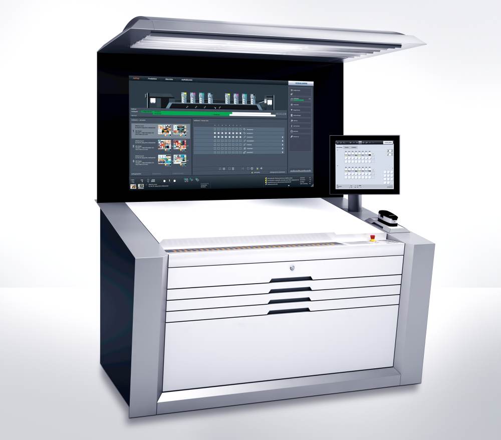 Новый пульт Prinect Press Center XL 2 с экраном Wallscreen — главный элемент печатной машины. Это интерфейс, который обеспечивает эффективное взаимодействие человека и машины, превращает оператора в менеджера, контролирующего автономный печатный процесс