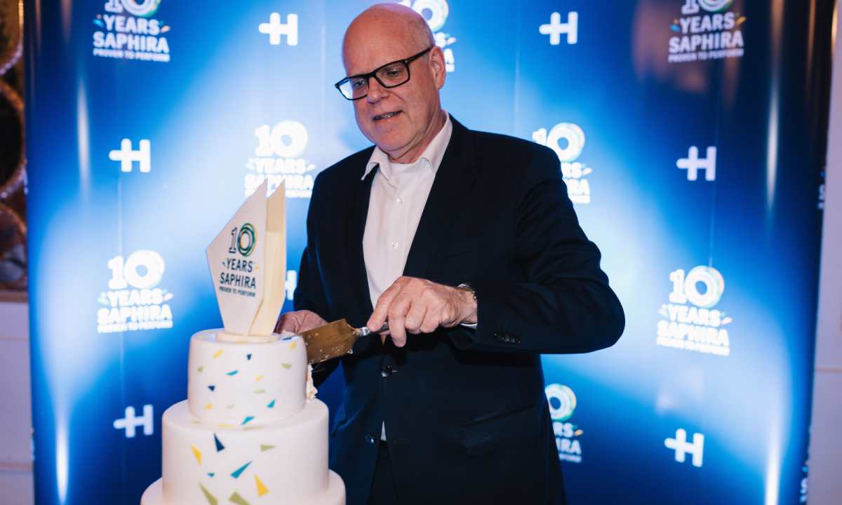 Фото 1. Председатель совета директоров Heidelberg Райнер Хундсдёрфер (Rainer Hundsdörfer) отметил 10-ю годовщину бренда Saphira, угостив гостей компании со всего мира праздничным фирменным тортом!