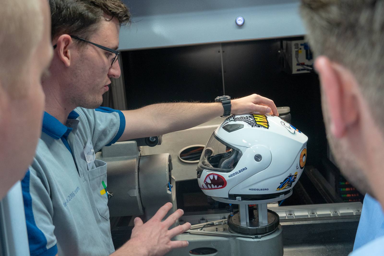 Уже примерно год компания Ritzi Lackiertechnik GmbH, поставщик компонентов для автомобильной отрасли, c успехом эксплуатирует машину Omnifire 1000 от Heidelberg, с помощью которой печатное изображение наносится на элементы кузова, приборные доски, переключатели и другие детали