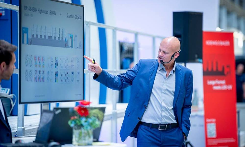 Дирк Винклер, руководитель технологии печати в Koenig & Bauer в Радебойле, подробно описал все 13 заказов до начала демонстрационной печати