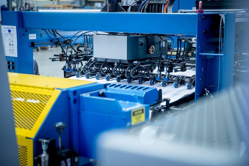 Рулонно-листовое устройство в работе на скорости печати 15,000 л/ч