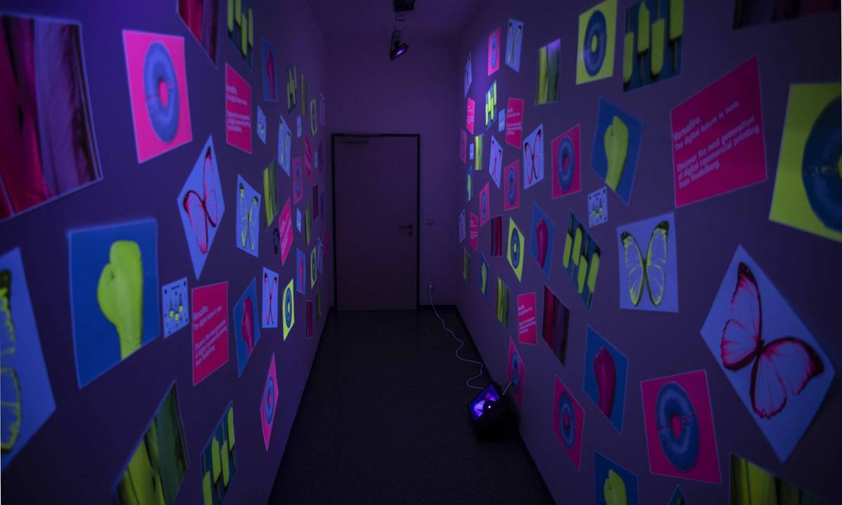 Print Media Center в Вислох-Вальдорфе: темная комната с УФ-освещением и образцами печати Versafire впечатляет
