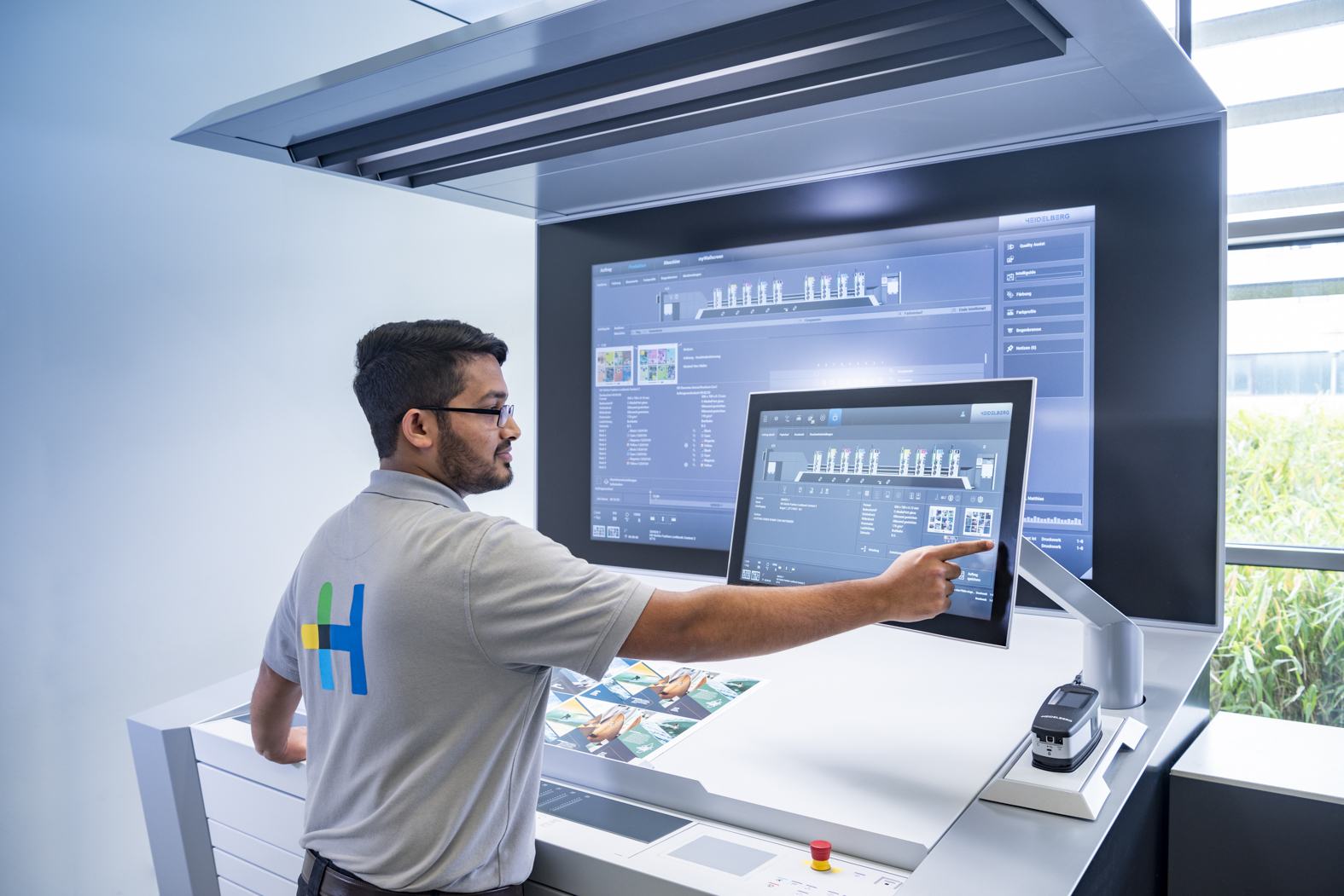 Новый пульт Prinect Press Center, новая операционная система Speedmaster Operating System, светодиодная стандартная лампа дневного света — компания Heidelberg создала современную, удобную для пользователя рабочую станцию.