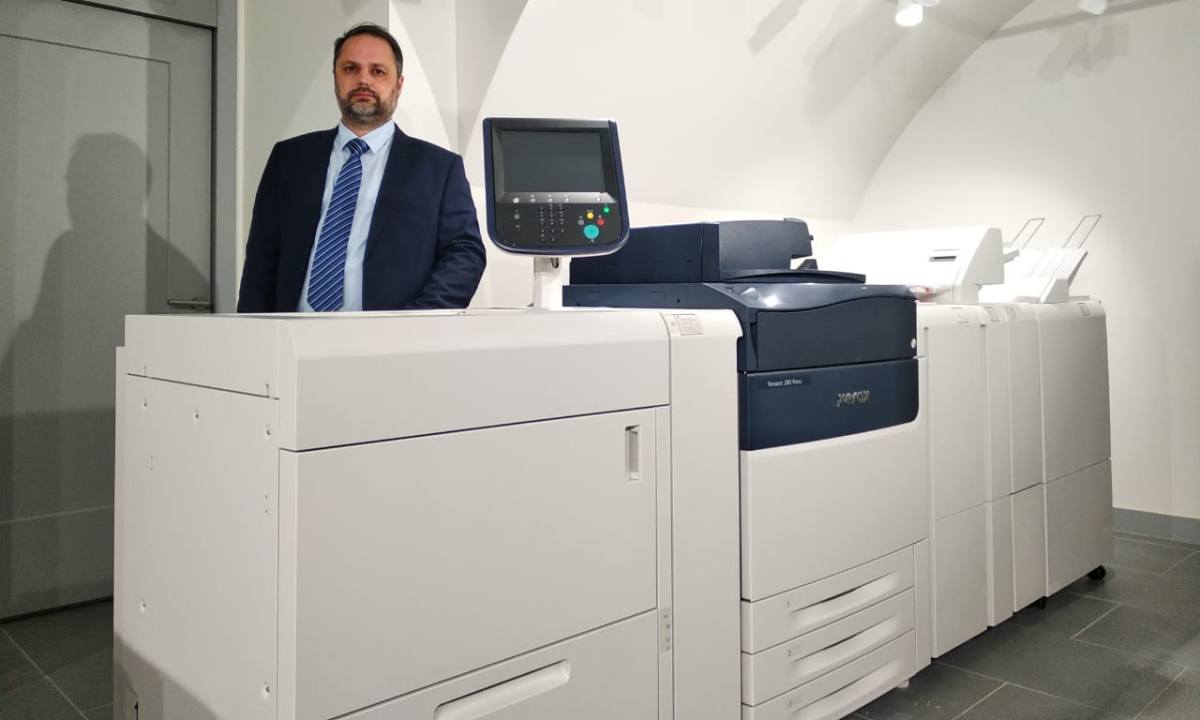 ЦПМ Xerox Versant 280 Press с дополнительными модулями подачи и опцией Xerox Adaptive CMYK Plus