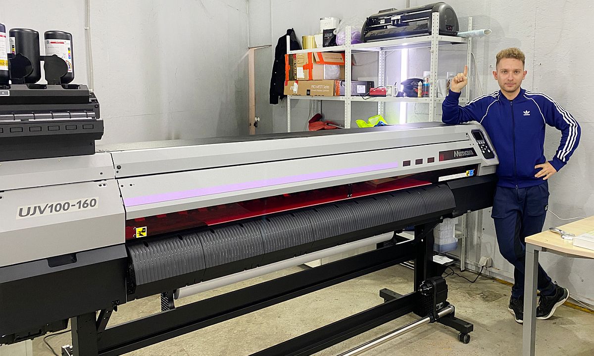 УФ-принтер Mimaki UJV100 вместе с режущим плоттером Mimaki CG-130AR на небольшом рекламном производстве компании "Инремтех" 